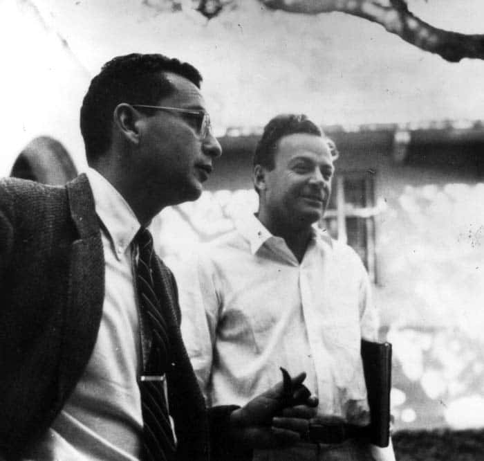 De gauche à droite, vers 1959, Murray Gell-Mann et Richard Feynman. Les deux futurs prix Nobel de physique étaient en désaccord sur la façon de concevoir la structure du proton dans les années 1960. © <em>California Institute of Technology</em>, archives photo