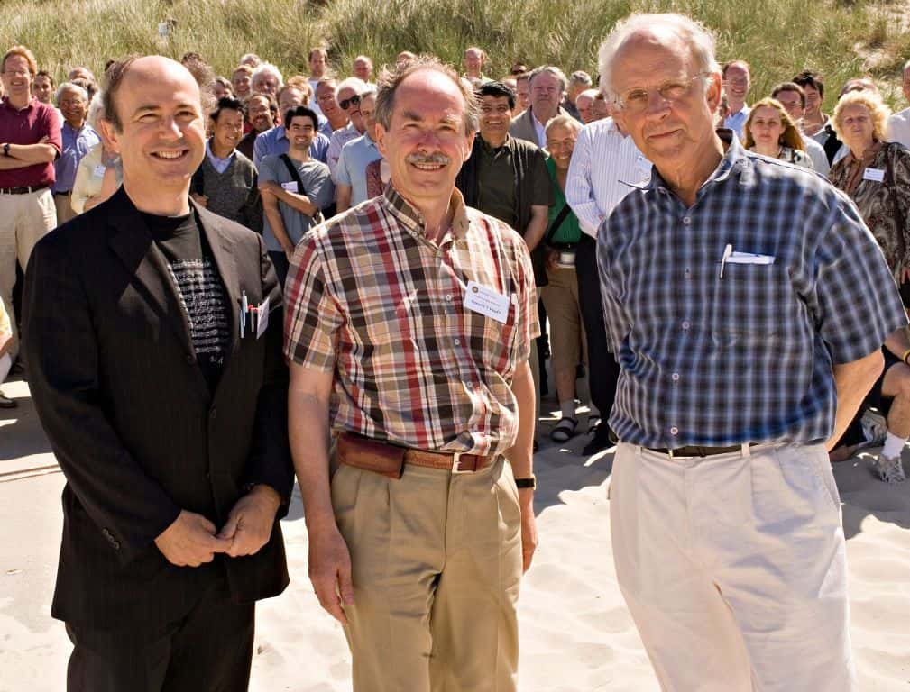 De gauche à droite, les prix Nobel de physique Frank Wilczek, Gerard 't Hooft et David Gross. Les travaux théoriques des trois scientifiques ont fortement assis la théorie des quarks et la QCD. © Fridger Schrempp