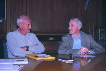 Jean Jouzel, à droite, en compagnie de Claude Lorius, en 2002, à l’époque de leur médaille d'or du CNRS. © CNRS