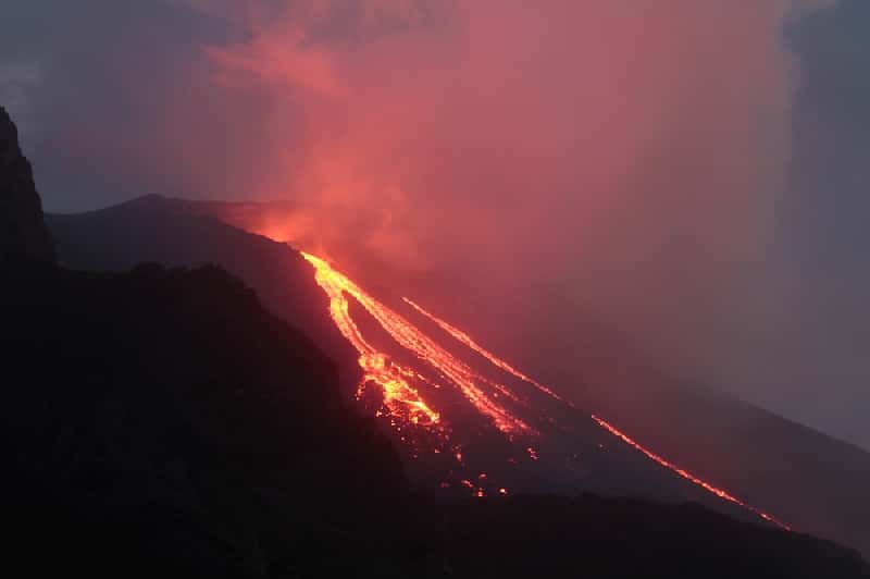 Le 14 janvier 2013, plusieurs coulées de lave dévalaient les pentes du Stromboli dans la fameuse <em>Sciara del Fuoco </em>(allée du feu). Cette activité n'est pas fréquente sur ce volcan. © <em>Dipartimento della Protezione Civile</em>