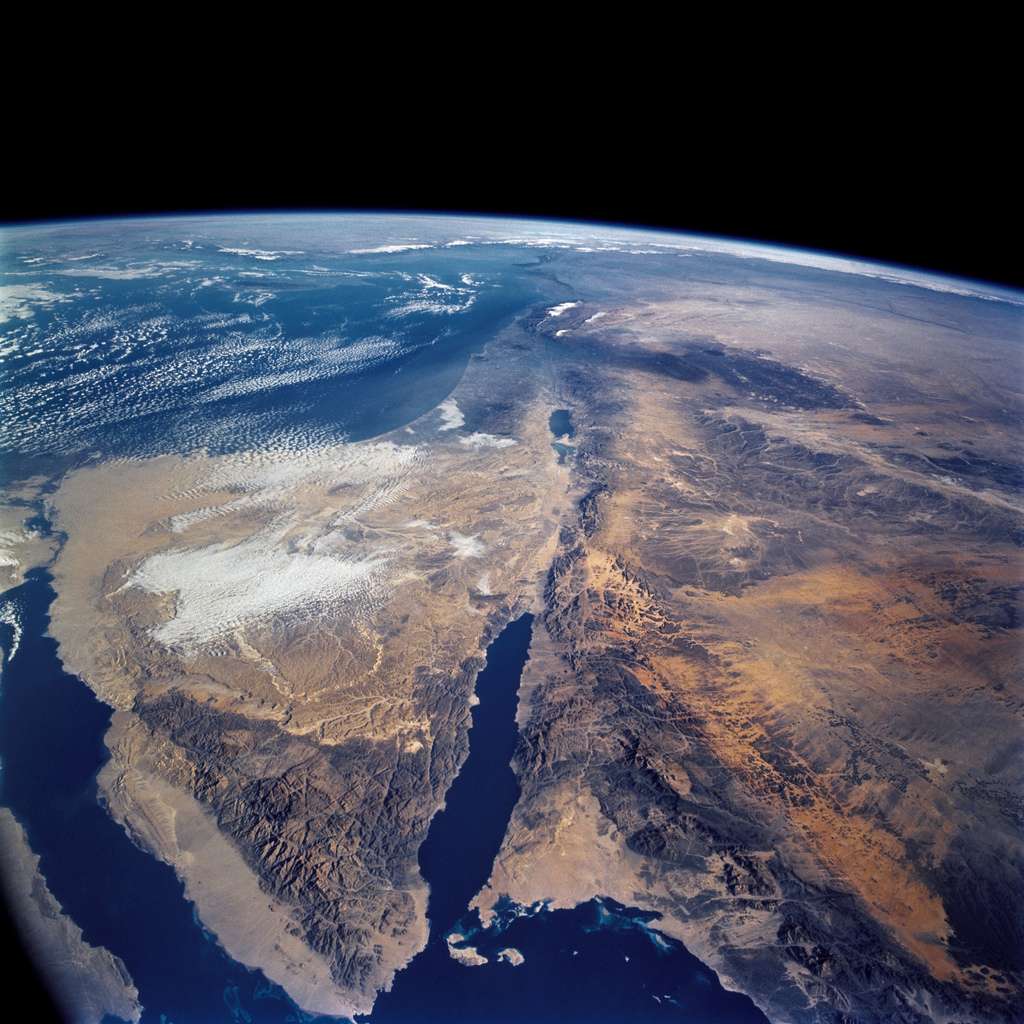Le golfe d'Aqaba est visible au centre de cette photographie prise par la navette spatiale Columbia en 2002. Il pourrait bientôt être relié à la mer Morte, située un peu plus haut dans son prolongement, par un pipeline de 180 km de long. © Nasa, Flickr, cc by sa 2.0
