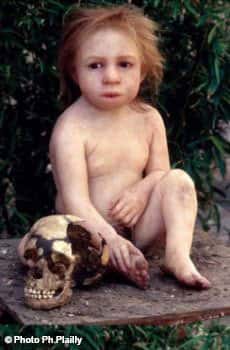 Une dermoplastie d'un enfant néandertalien réalisée par <a href="http://www.daynes.com/fr/accueil/accueil.php" title="Atelier Daynès" target="_blank">Élizabeth Daynès</a>, qui en a fait bien d'autres, tout aussi superbes, en collaborant avec des anthropologues. © Ph. Plailly, Eurelios