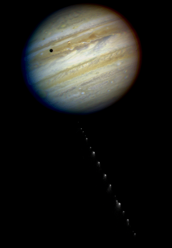 Une image composite réalisée à partir de photos prises par Hubble et montrant le chapelet de fragments de la comète Shoemaker-Levy 9 fonçant vers Jupiter. © Nasa