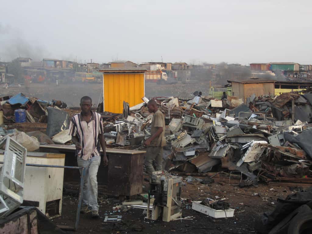 Une décharge de déchets d’équipements électriques et électroniques (DEEE), au Ghana. C'est ici que sont brûlés, à même le sol, les appareils électroniques. La fumée libère entre autres des HAP, ces molécules aromatiques hautement toxiques pour l'Homme et son environnement. © Marlenenapoli, DP