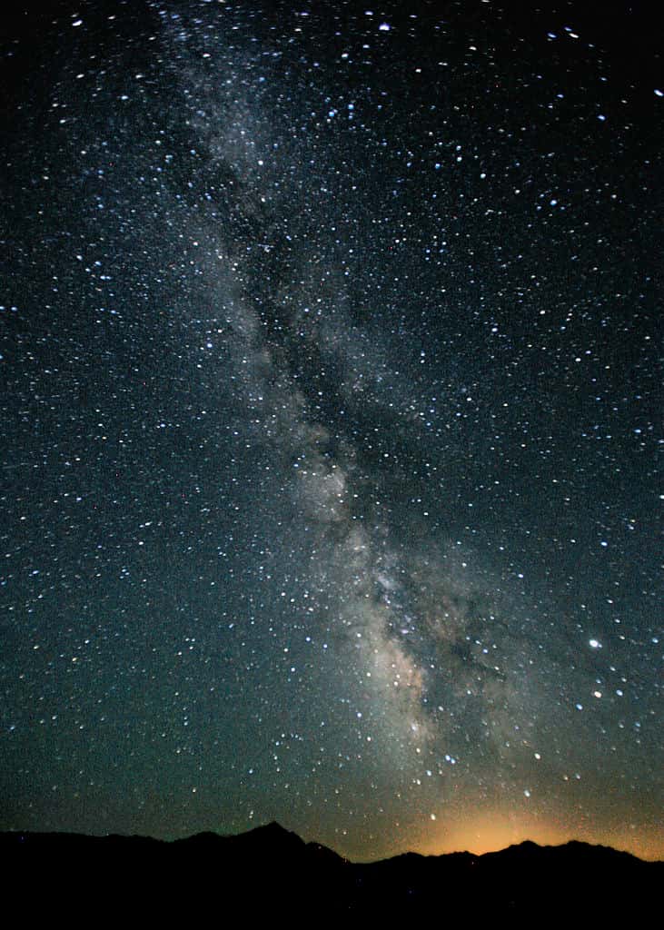 La Voie lactée, observée depuis le désert du Nevada (États-Unis), est notre galaxie vue par la tranche. La Terre étant située plutôt à l'extérieur, on peut voir le centre de cet amas d'étoiles, de gaz et de poussières. © Steve Jurvetson, Wikipédia, cc by 2.0