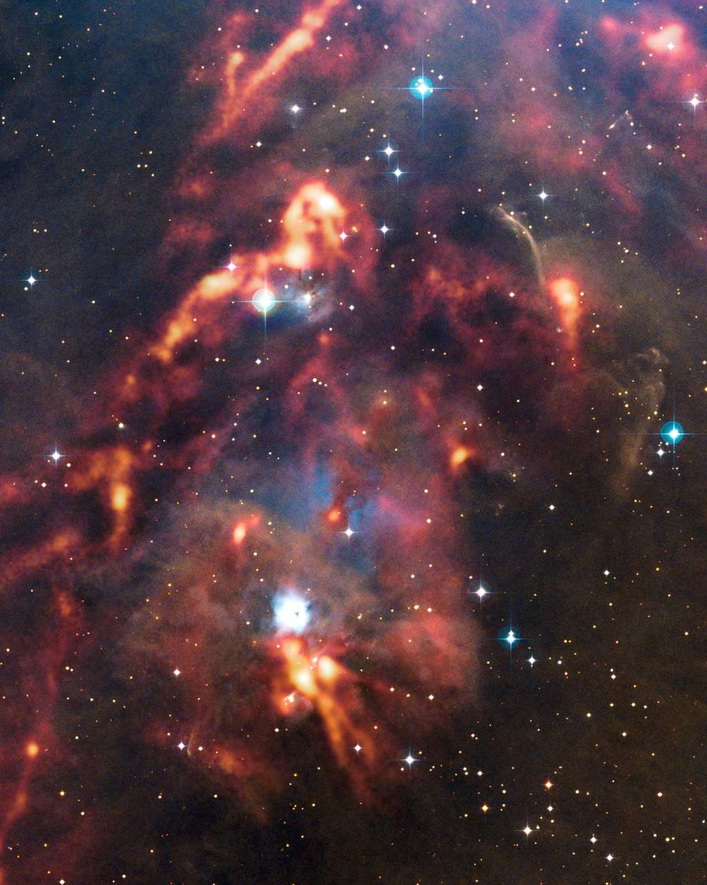 Une nouvelle image du télescope Apex (<em>Atacama Pathfinder Experiment</em>) au Chili montre une vue magnifique de nuages de poussière cosmique dans la région d'Orion. Alors que ces nuages interstellaires denses semblent sombres et obscurs sur les observations en lumière visible, la caméra Laboca d'Apex peut détecter le rayonnement de chaleur de la poussière et révéler l'emplacement caché où se forment les nouvelles étoiles. Cette image montre la région autour de la nébuleuse par réflexion NGC 1999 en lumière visible, avec les observations d'Apex superposées dans les tons brillants orange qui semblent mettre le feu aux nuages sombres. © ESO, Apex (MPIfR, ESO, OSO), T. Stanke <em>et al.</em>, <em>Digitized Sky Survey 2</em>
