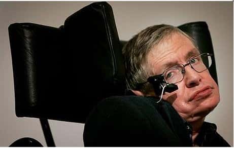 Le professeur Stephen Hawking, qui a fêté ses 71 ans le 8 janvier dernier, vit depuis 50 ans avec la maladie de Charcot qui l’a presque totalement paralysé et privé de l’usage de la parole. Il communique grâce au capteur infrarouge installé sur l’une des branches de ses lunettes. Ce capteur détecte les contractions des muscles de sa joue et lui permet de contrôler l’interface de son ordinateur. Intel travaille à améliorer cette installation afin de la rendre plus efficace et facile à piloter, car l’état du professeur Hawking s’est encore dégradé. © Stephen Hawking