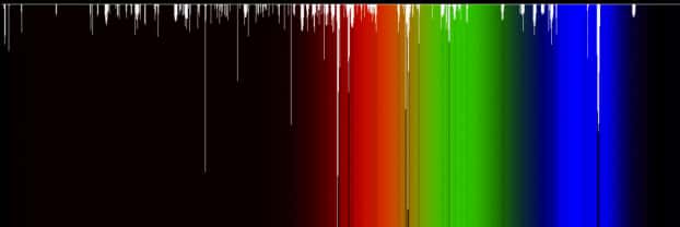 On voit sur cette image des bandes interstellaires diffuses (en blanc). Elles sont superposées à un spectre de couleur allant du proche ultraviolet (droite) au proche infrarouge (gauche), où se concentrent la plupart des bandes. © P. Jenniskens et F. X. Desert