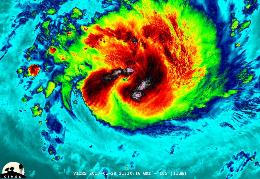 Le satellite Suomi NPP a capturé cette image (en fausses couleurs) du cyclone Felleng de nuit le 28 janvier 2013. Felleng était au nord-ouest de Madagascar. L'image a révélé certains sommets protubérants assez froids, avec un minimum de -103 °C (les points blanc-rose sur l'image). Ils montrent que le mouvement ascendant dans le nuage est très puissant. © William Straka, UWM, Nasa, NOAA
