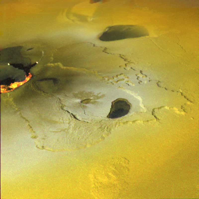 Une image rapprochée de Io prise par la sonde Galileo en 2000. Elle montre une éruption à Tvashtar Catena, une chaîne de cuvettes volcaniques. © Nasa