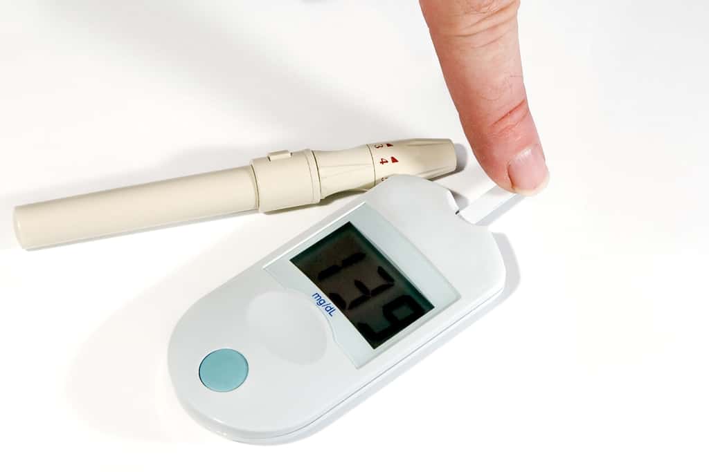Pour bien gérer la dose d’insuline à s’injecter, bon nombre de patients diabétiques doivent mesurer leur glycémie à l’aide d’un glucomètre, qui la détermine à partir d’une goutte de sang. © Lesscholtz, www.stockfreeimages.com