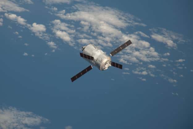 Le cargo ATV-3 Edoardo Amaldi approche de la Station spatiale internationale, le 28 mars 2012. Ses équipements internes doivent être protégés des vibrations provenant de multiples sources : du lanceur (pendant la montée initiale), des boulons explosifs (qui décrochent un étage lorsqu'il est devenu inutile) et des propulseurs du cargo lui-même (une fois en orbite, quand il faut rattraper l'ISS). © Nasa