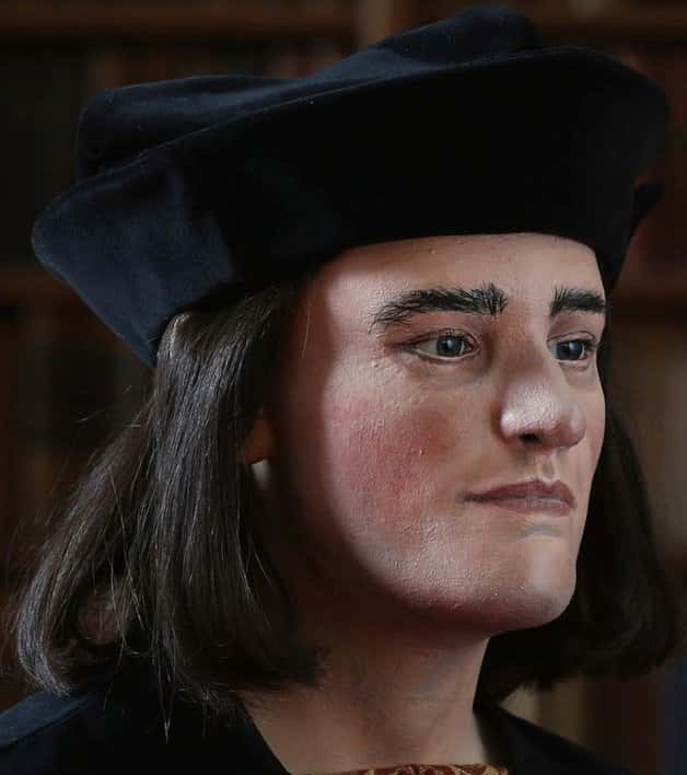 À partir du crâne exhumé, des experts de l'<a href="http://www.dundee.ac.uk/pressreleases/2013/february13/richard.htm" title="Dundee experts reconstruct face of Richard III 528 years after his death" target="_blank">université de Dundee</a> ont reconstitué le visage du roi, désormais visible sur le site de la <a href="http://www.richardiii.net/leicester_dig.php#" title="The Richard III Society" target="_blank"><em>Richard III Society</em></a>. Son allure est bien plus avenante que le portrait qu'en a fait <a href="http://shakespeare.mit.edu/richardiii/full.html" title="The Life and Death of Richard the Third" target="_blank">Shakespeare</a> (acte I, scène 1, première tirade de Gloucester). © Getty