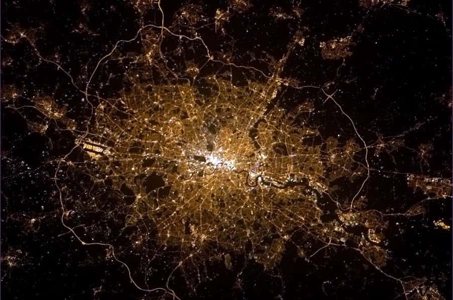 Londres <em>by night</em>. Remarquez le tracé sombre de la Tamise. Le ruban lumineux qui entoure la capitale britannique est le périphérique, appelé <em>London Orbital</em>, long de 188 km. © Chris Hadfield, Nasa