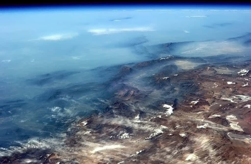 De la brume bleue recouvre une partie de la cordillère des Andes alors qu'à l'horizon se dessine la courbure de la Terre. © Chris Hadfield, Nasa