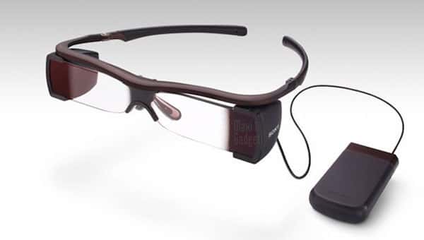 Les lunettes à afficheur de Sony, avec leur boîtier récepteur, réalisées en partenariat avec Regal Entertainment Group (exploitant de salles de cinéma aux États-Unis). Elles commencent à apparaître en France chez Gaumont et Pathé. © Sony