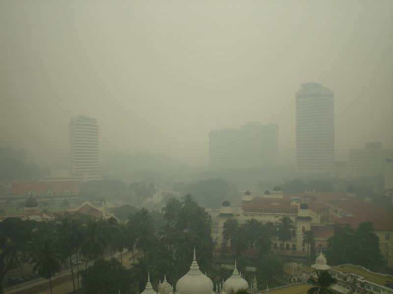 Les <em>smogs</em>, ces nuages de pollution urbaine, frappent les grandes villes, comme ici à Kuala Lumpur, la capitale de la Malaisie. Ils sont nocifs, et même pour les bébés encore dans le ventre de leur mère. © Servus, Flickr, cc by sa 2.0