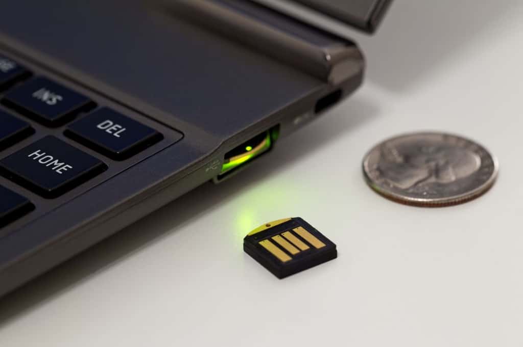Le modèle de microcarte USB YubiKey Nano à partir de laquelle les experts en sécurité de Google ont conçu leur système d’authentification qui, espèrent-ils, pourrait remplacer l’usage des mots de passe pour se connecter aux services en ligne. © Yubico