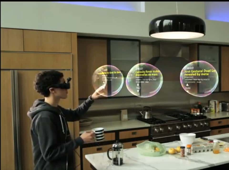 Un exemple d’application du système de réalité augmentée de Meta tiré de sa vidéo de démonstration. Dans ces bulles en relief figurent des actualités que l’utilisateur consulte en les faisant défiler avec la main. Les lunettes sont équipées de verres transparents de telle sorte que l’on peut se déplacer tout en étant immergé dans un environnement virtuel. Les créateurs de jeux vidéo tiennent là un outil prometteur. © Meta