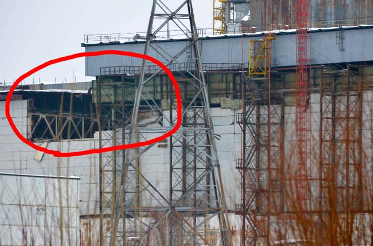 Alourdi par la neige, un toit s'est effondré sur 600 m<sup>2</sup>, entraînant une partie d'un mur. Ce bâtiment surplombe les restes des turbines de la centrale nucléaire de Tchernobyl qui produisaient l'électricité, détruites par l'explosion d'avril 1986. Le sarcophage abritant le réacteur 4 s'appuie en partie sur ce bâtiment. © ChNPP