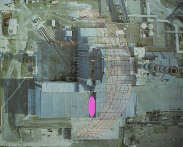 Vue aérienne du réacteur n° 4 et des installations annexes. L'ellipse rose indique la zone qui s'est écroulée. Au centre de l'image, le dessin d'une des arches en construction a été ajouté, montrant que le futur grand bâtiment, qui devrait être terminé en 2015, recouvrira l'ensemble du site. © SNRIU
