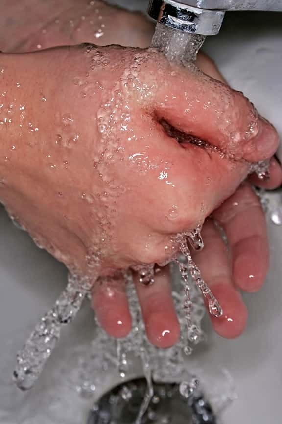 Le lavage des mains est l'une des meilleures façons de prévenir l'épidémie. Une autre façon consiste à ne pas s'approcher à moins de deux mètres d'une personne malade. © Plastique1, <a href="http://bit.ly/Kh6tfi" target="_blank">StockFreeImages.com</a>