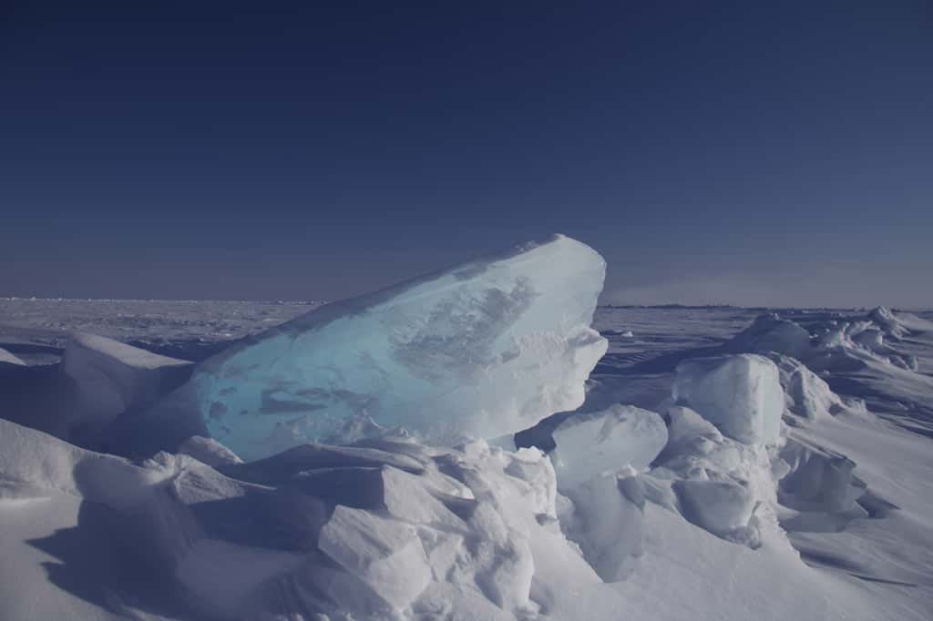 Cette crête de glace est l'un des sites de validation des données de CryoSat-2. La mesure in situ de l'épaisseur de glace concorde avec la mesure du satellite. © Seymour Laxon, Nerc, UCL