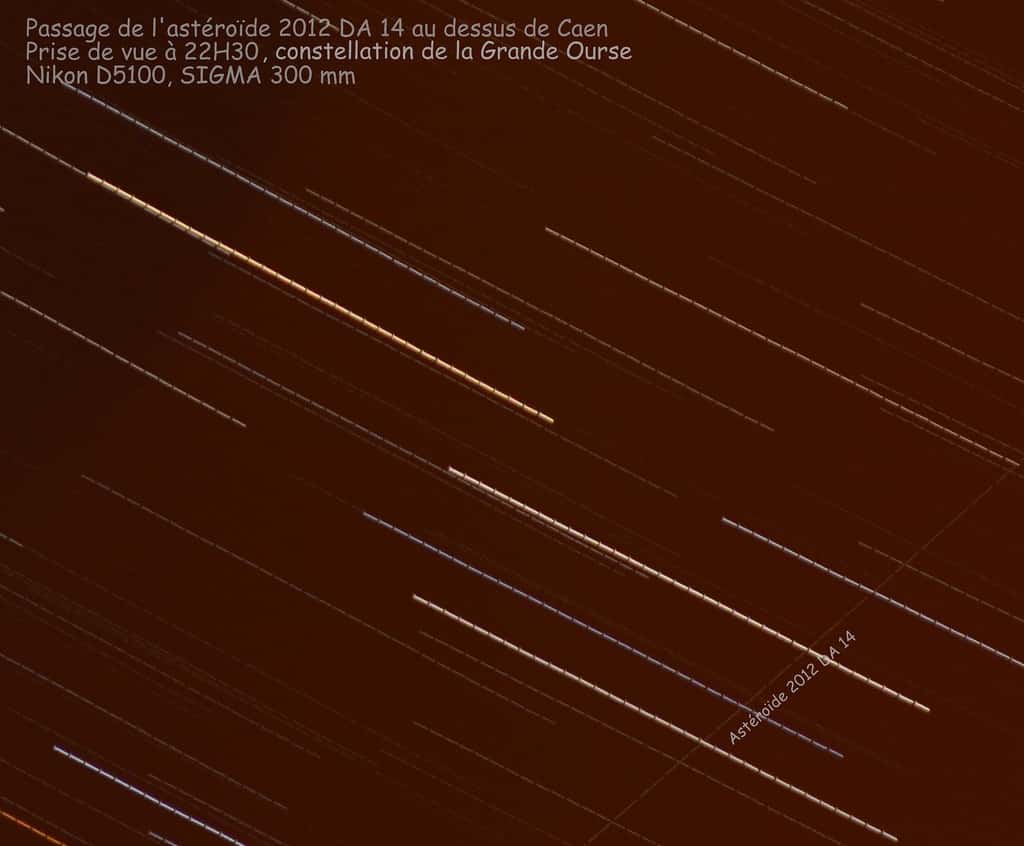 En laissant filer les étoiles devant un téléobjectif installé sur pied fixe, on pouvait obtenir la trace des étoiles et celle de l'astéroïde 2012 DA 14. © Mohamed Laaïfat