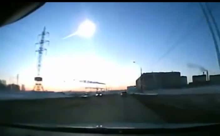 Le matin du 15 février 2013, près de Tcheliabinsk, en Oural, une longue traînée lumineuse est apparue dans le ciel. Une énorme explosion a suivi, dont le souffle a causé de nombreux dégâts et des victimes, pour la plupart blessées par les éclats de verre projetés par les vitres brisées. L'objet était une modeste chondrite d'une quinzaine de mètres de diamètre. © Rickgobe, YouTube