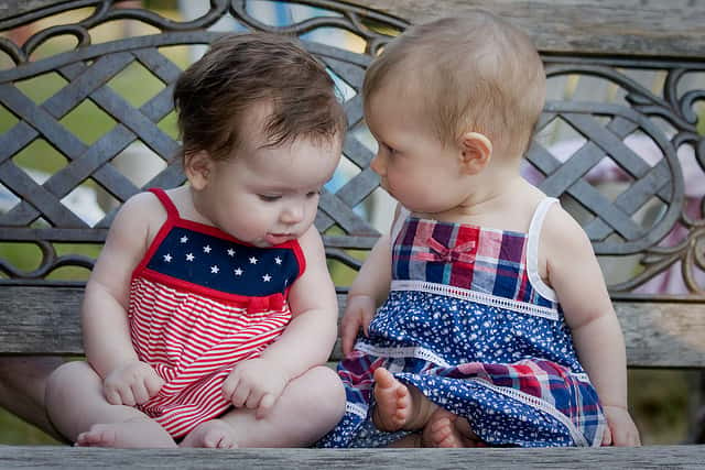 À défaut de savoir bien parler, les bébés savent vite comprendre et interpréter nos paroles. Leur cerveau jeune ne cesse de grossir et a soif d'apprendre. © Deanwissing, Flickr, cc by sa 3.0