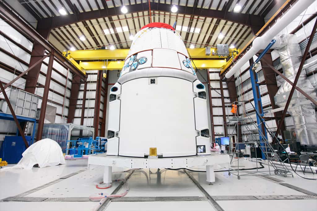 La capsule Dragon qui sera utilisée pour la deuxième mission commerciale de SpaceX à destination de l'ISS. Elle apportera 600 kg de fret à la Station. © Kim Shiflett, Nasa