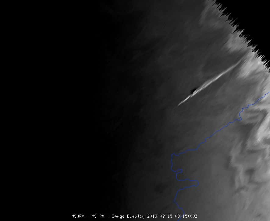 Grâce à son instrument Seviri (<em>Spinning Enhanced Visible and InfraRed Imager</em>), le satellite Météosat a repéré la trace laissée dans l'atmosphère par la météorite de l'Oural, vendredi 15 février 2013. © Eumetsat