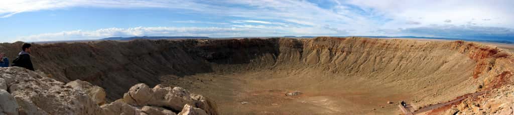 Une vue du fameux Meteor Crater. Le cratère mesure entre 1.200 et 1.400 m de diamètre et sa profondeur est de 190 m. Il se serait formé à la suite de l'impact d'une météorite d'une masse de 300.000 tonnes, composée de fer et de nickel. © <em>American Geophysical Union</em>, 2012