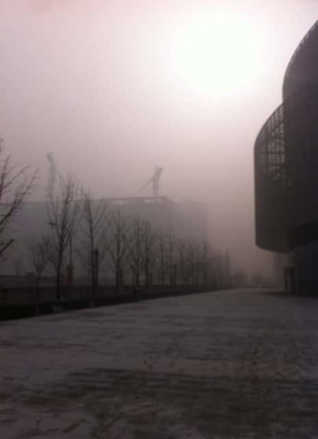 Pékin en pleine journée, le 12 janvier 2013. Le <em>smog </em>est tellement épais qu'on ne voit plus le ciel. L'indice de pollution était de 755 alors que le maximum habituel de l'échelle de mesure de l’<em>Air Quality Index </em>est de 500. © @limlouisa, Twitter