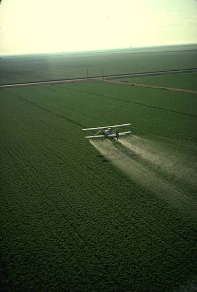 Aux États-Unis, les champs sont si grands que les pesticides sont pulvérisés par avion. © USDA, domaine public