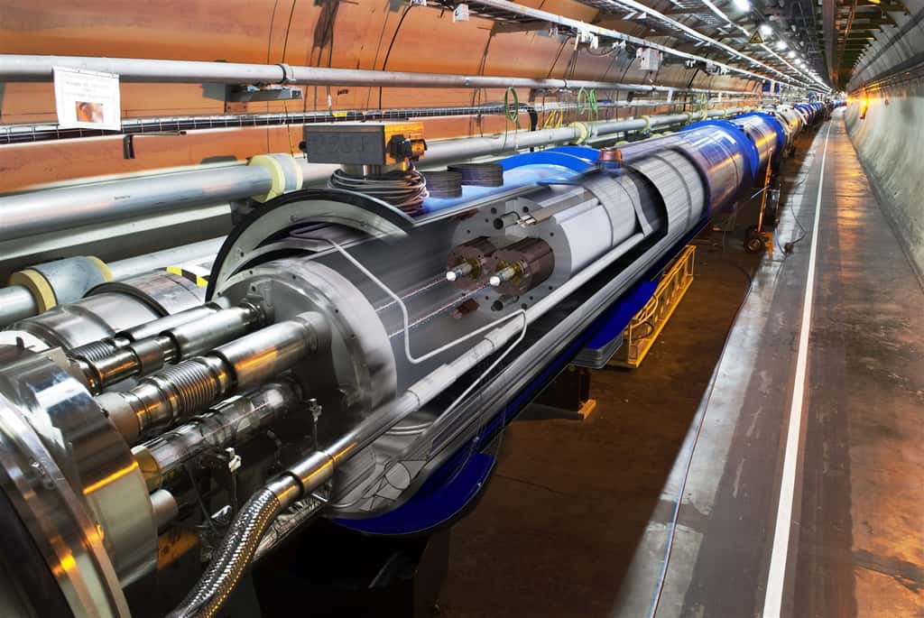 Un montage fabriqué avec une vraie photo du LHC dans son tunnel montrant, au centre la circulation des deux faisceaux de protons à travers l’un des aimants supraconducteurs. © Maximilien Brice, Cern