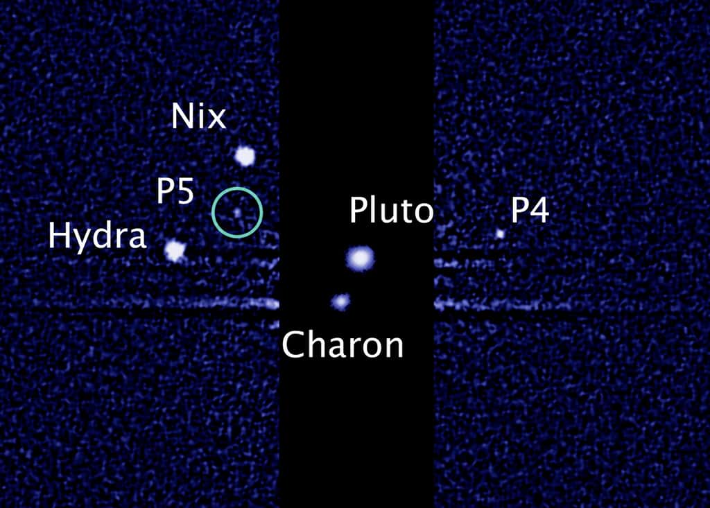Pluton (<em>Pluto</em>) et ses quatre satellites connus : Charon (qui fut P1), Nix et Hydra (P2 et P3 devenus un temps S/2005 P1 et S/2005 P2) et, bien plus petits, P4 et P5, qui seront bientôt Cerbère et Vulcain, mais dans quel ordre ? L'image est due au télescope spatial Hubble. © Nasa, Esa, M. Showalter, <em>Seti Institute</em>