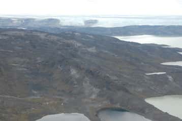 Vue aérienne de la chaîne d'Isua dans le sud-ouest du Groenland. Ce site fait 30 km de long et entre 1 et 4 km de largeur. © Hanika Rizo