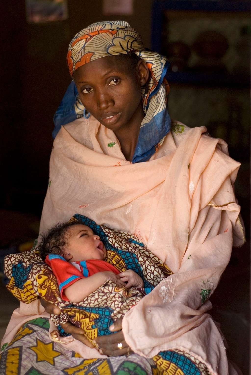 Dans le monde, l'Onu a estimé à 330.000 le nombre d'enfants infectés par le VIH à la naissance durant l'année 2011. Il existe pourtant des traitements limitant fortement le risque de contamination de la mère à l'enfant, mais les régions du monde les plus touchées par le Sida, comme l'Afrique subsaharienne, n'y ont presque pas accès. © Soumik Kar, Fotopédia, cc by sa 2.0