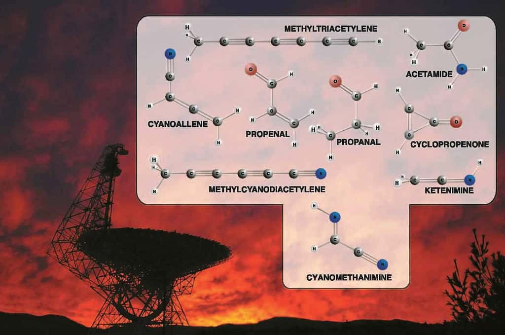 Certaines des molécules organiques découvertes dans les nuages moléculaires. On détecte leurs traces dans le rayonnement radio du milieu interstellaire avec des radiotélescopes comme celui de Green Bank, que l'on voit en arrière-plan.<em> </em>© Bill Saxton, NRAO, AUI, NSF