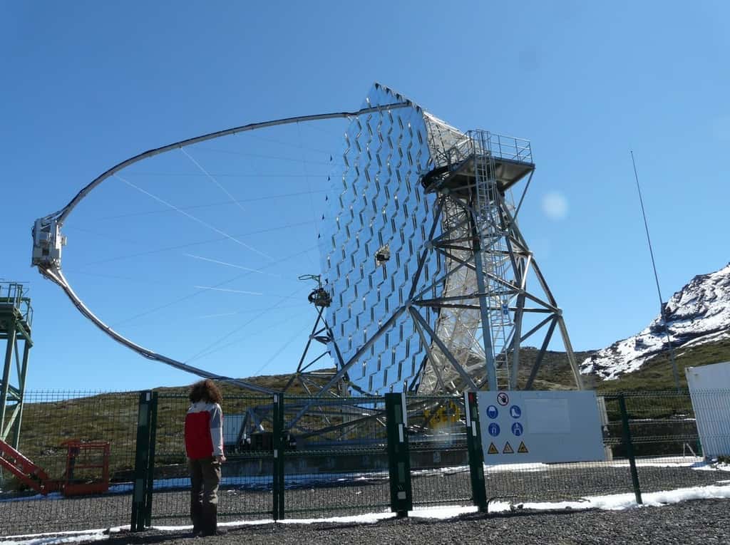 Plusieurs télescopes Cherenkov sont actuellement en service dans le monde, comme ici au Grantecan (<em>Gran Telescopio Canarias</em>) aux îles Canaries. Ces instruments sont destinés à étudier les rayonnements à très haute énergie produits lors de phénomènes cosmiques violents. © Jean-Baptiste Feldmann 