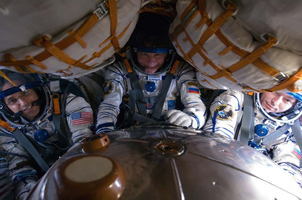 À l'avenir, les astronautes en partance pour l'ISS devront s'habituer à rester dans cette position pendant dix heures s'ils souhaitent rejoindre le complexe orbital en moins de deux jours. © Nasa