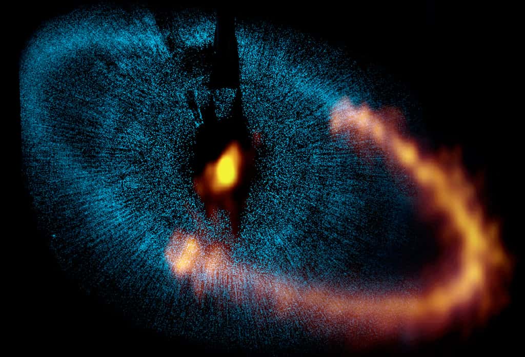Les observations d'Alma de l'étoile Fomalhaut, autour de laquelle Hubble (les données en bleu) aurait découvert une exoplanète géante, ont mis en doute les premières conclusions sur sa nature. © Consortium Alma