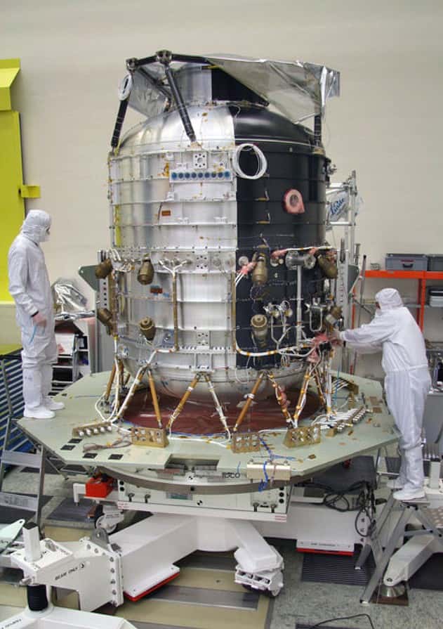 Ce réservoir est le cryostat du télescope Herschel, un ballon géant thermostatique rempli au début de la mission de plus de 2.300 litres d'hélium liquide. Cet hélium sera bientôt complètement évaporé, provoquant la fin de la mission. © Esa