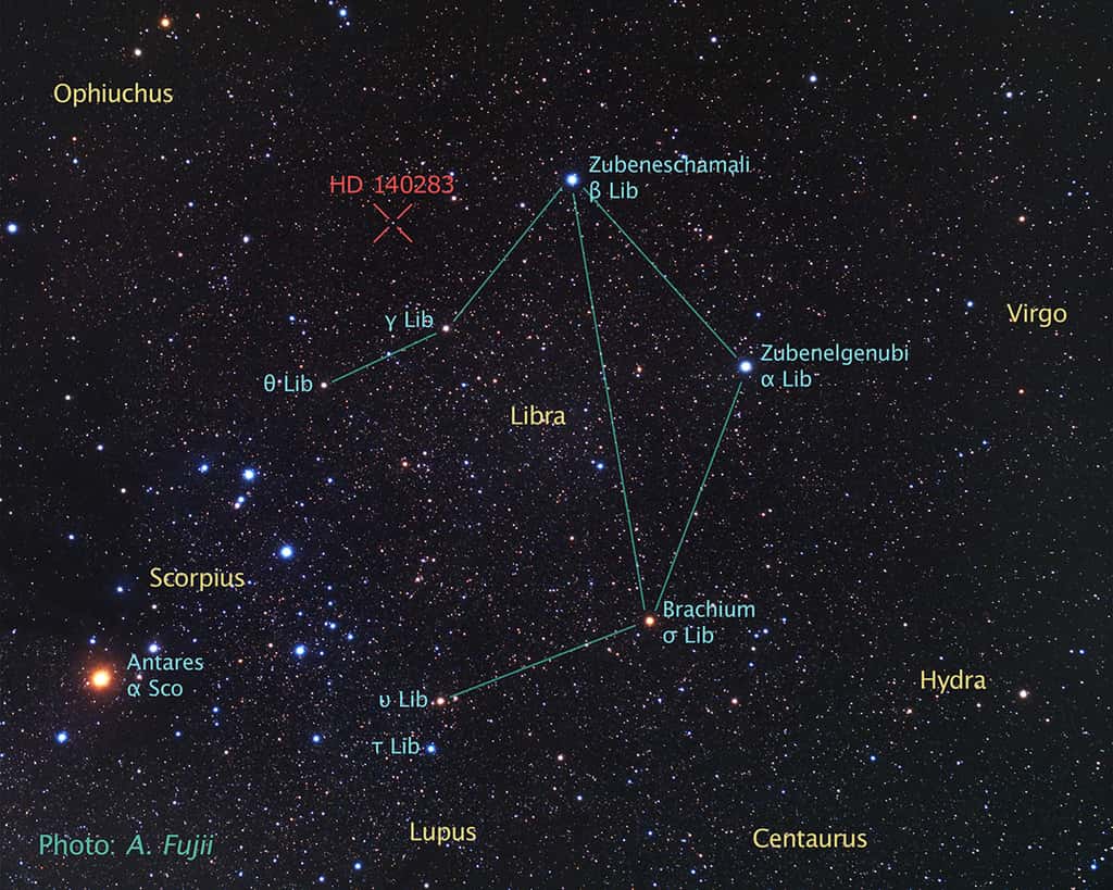 L'étoile HD 140283 est indiquée en rouge en haut à gauche de cette image montrant la constellation de la Balance (Libra). Elle est probablement née tout au plus quelques centaines de millions d'années après le Big Bang. © A. Fujii, Z. Levay