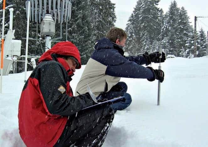 Les pisteurs mesurent la résistance du manteau neigeux une fois par semaine. Ils utilisent une sonde par battage, à l’image. L'homme lâche un poids à une hauteur donnée qui coulisse le long d'une tige. Il mesure alors l'enfoncement du dispositif complet et peut déterminer la résistance de la neige. © Météo-France, CEN