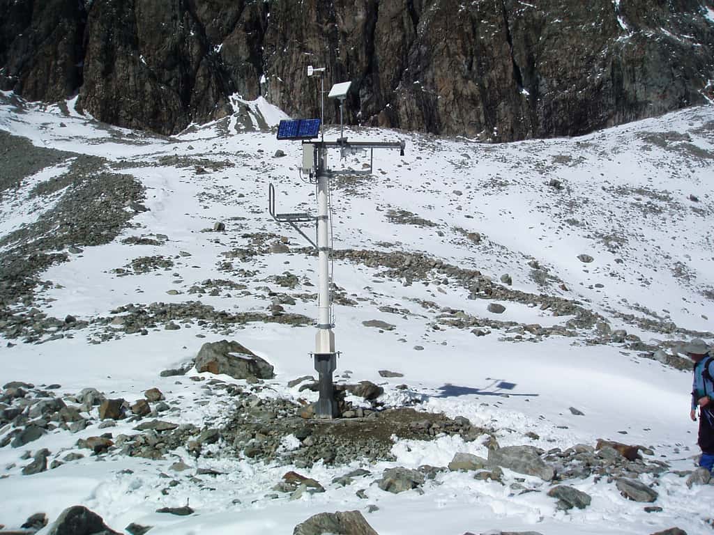 Le réseau Nivôse comprend 28 stations automatiques comme celle-ci, dans le massif des Écrins. Autonomes en énergie grâce au panneau solaire, elles réalisent des mesures horaires de la hauteur de neige, de la température, de l'humidité et du vent. Toutes les données sont transmises par satellite. © Météo-France, CEN