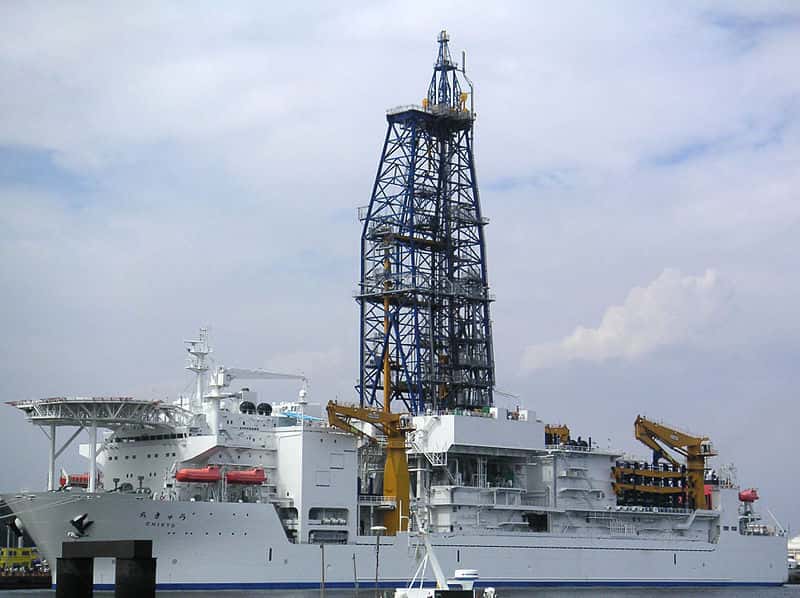Le <em>Chikyu</em> est un navire de recherche japonais inauguré en 2002. Il peut théoriquement forer jusqu'à sept kilomètres de profondeur dans le plancher océanique. © Gleam, Wikimedia Commons, cc by sa 3.0