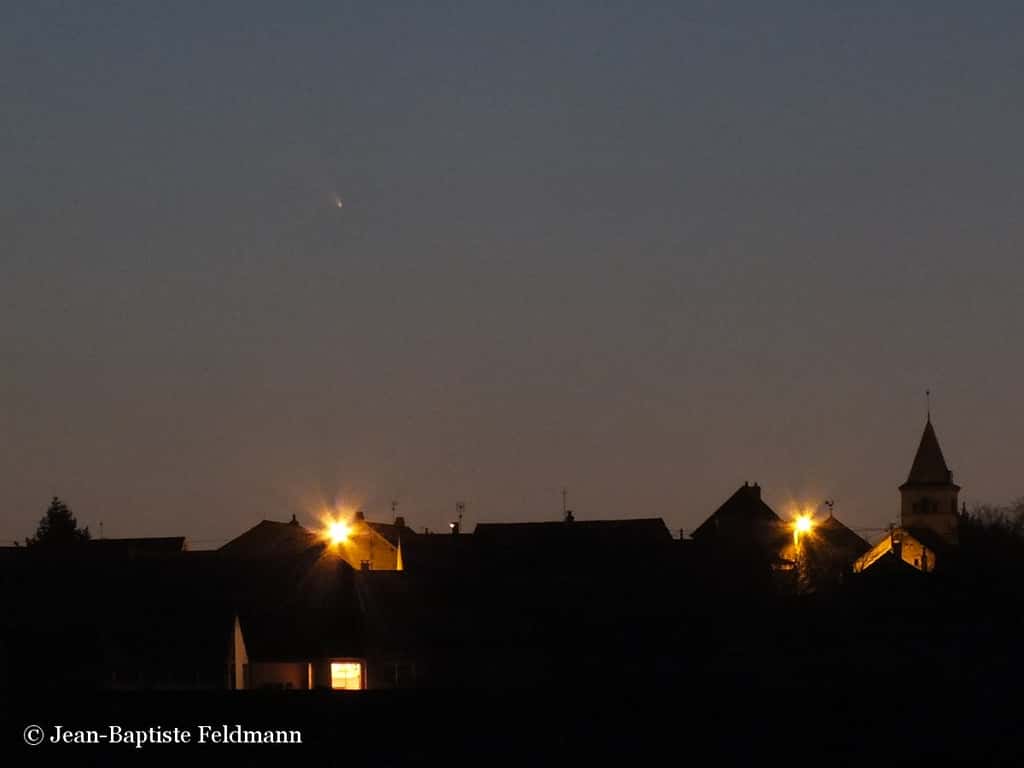 La comète Panstarrs saisie en Bourgogne le soir du 13 mars juste au-dessus de l'horizon ouest. © <a href="http://jbfeldmann.blogspot.fr/" title="Jean-Baptiste Feldmann" target="_blank">Jean-Baptiste Feldmann</a>