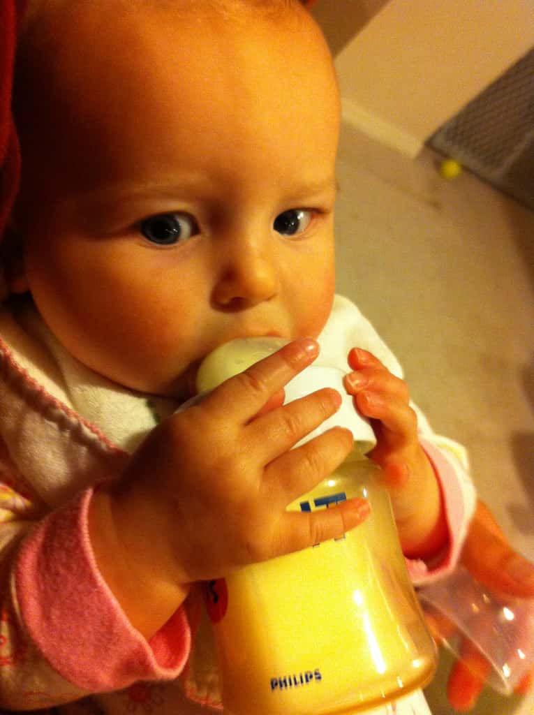 Seuls le lait maternel et le lait maternisé sont bons pour les enfants. Les autres, tels les laits de soja ou de riz, ne contiennent pas les éléments nécessaires à la bonne santé du bébé. © Wayan Vota, Flickr, cc by nc sa 2.0